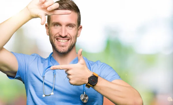 Bell Uomo Medico Che Indossa Uniforme Medica Sfondo Isolato Sorridente — Foto Stock