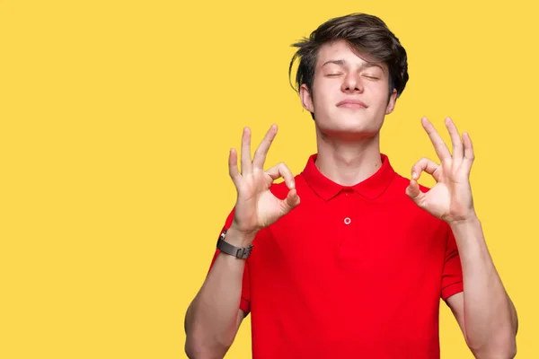 Jovem Homem Bonito Vestindo Camiseta Vermelha Sobre Fundo Isolado Relaxar — Fotografia de Stock