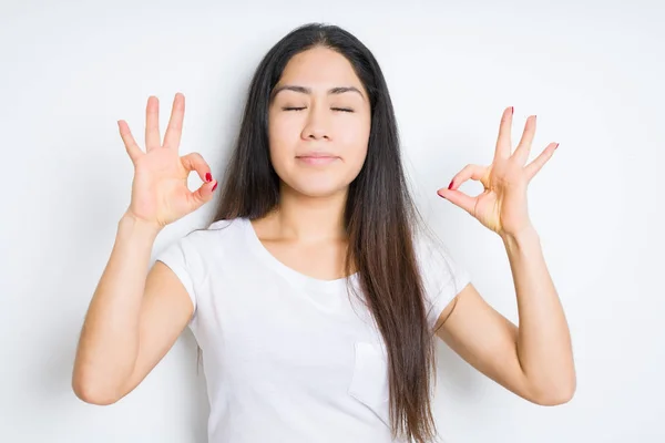 Hermosa Mujer Morena Sobre Fondo Aislado Relajarse Sonreír Con Los — Foto de Stock