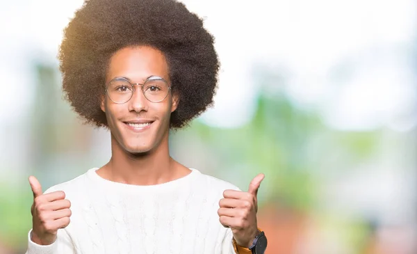 Afro Haj Visel Szemüveget Siker Jele Ennek Pozitív Gesztus Kézzel — Stock Fotó