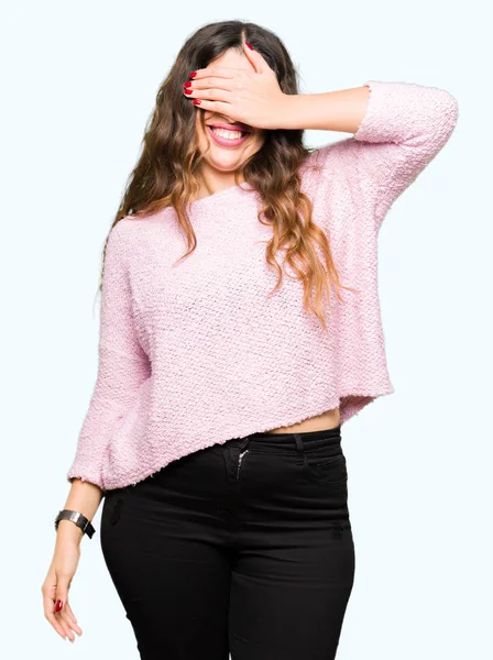 Młoda Piękna Kobieta Ubrana Różowy Sweter Uśmiechnięty Śmiać Się Ręką — Zdjęcie stockowe