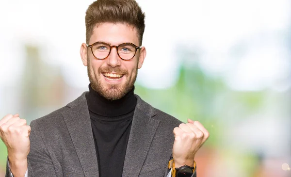 Joven Hombre Negocios Guapo Con Gafas Celebrando Sorprendido Sorprendido Por —  Fotos de Stock