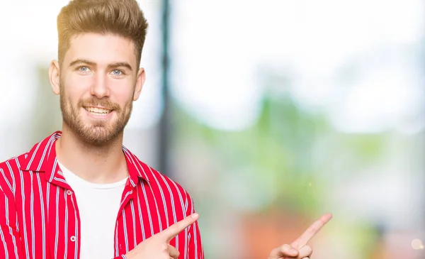 Homem Bonito Jovem Vestindo Camisa Vermelha Sorrindo Olhando Para Câmera — Fotografia de Stock