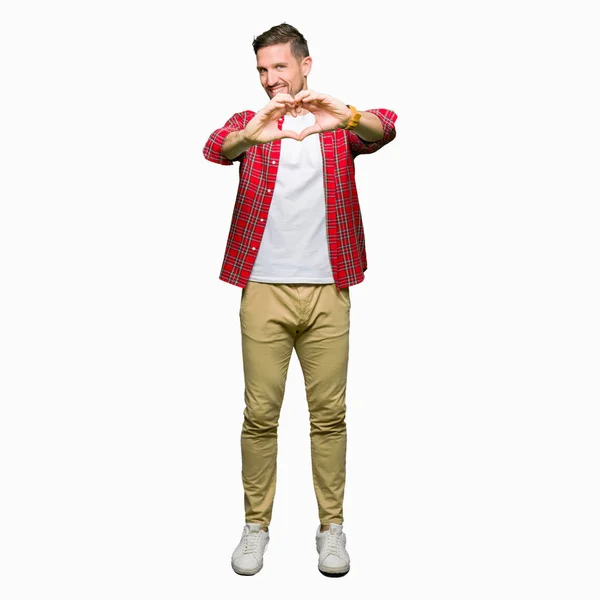 Bonito Homem Vestindo Camisa Casual Sorrindo Amor Mostrando Símbolo Coração — Fotografia de Stock