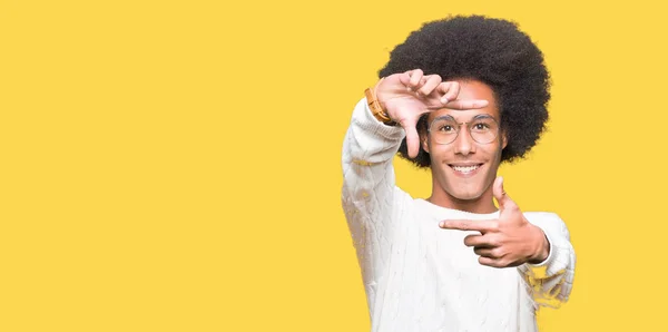 Joven Afroamericano Con Pelo Afro Usando Gafas Sonriente Haciendo Montura —  Fotos de Stock