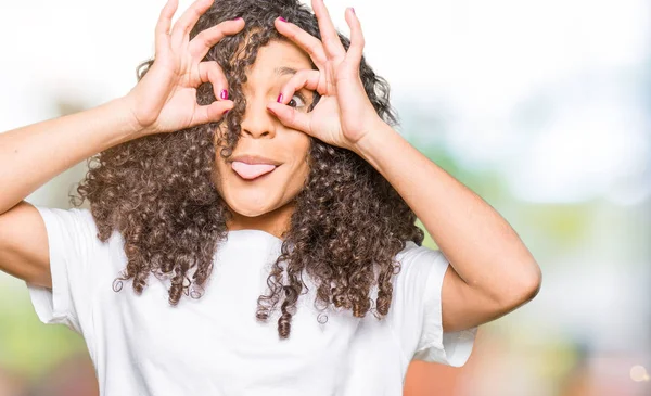 Mulher Bonita Nova Com Cabelo Encaracolado Vestindo Shirt Branca Fazendo — Fotografia de Stock