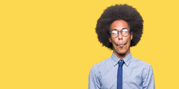 Junger Afrikanisch Amerikanischer Geschäftsmann Mit Afro Haaren Brille Fischgesicht Mit — Stockfoto