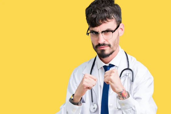 Joven Doctor Vistiendo Abrigo Hospital Sobre Fondo Aislado Listo Para — Foto de Stock