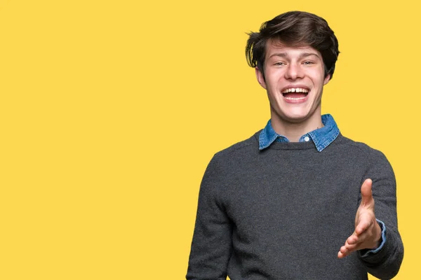 Joven Hombre Elegante Guapo Sobre Fondo Aislado Sonriendo Amistoso Ofreciendo — Foto de Stock