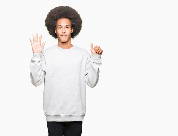 Jovem Americano Africano Com Cabelo Afro Vestindo Camisola Esportiva Mostrando — Fotografia de Stock