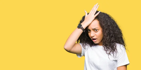 Menina Bonita Nova Com Cabelo Encaracolado Vestindo Shirt Branca Casual — Fotografia de Stock