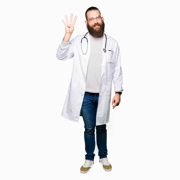 Mladá Blonďatá Lékař Muž Vousy Nosit Lékařské Kabát Ukazující Směřující — Stock fotografie