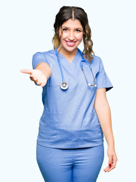 Jovem Mulher Médica Adulta Vestindo Uniforme Médico Sorrindo Amigável Oferecendo — Fotografia de Stock