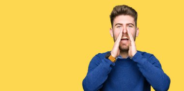 Genç yakışıklı bussines adam ile kızgın yüksek sesle bağırarak ağzına eller