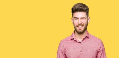 Seksi ifade, neşeli ve mutlu yüz ile kamera bakarak genç yakışıklı iş Casual adam göz kırpıyor.