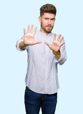 Korkmuş ve korkudan dehşete düşmüş genç yakışıklı adam elleriyle hareket etmeyi kes, şok içinde bağır. Panik konsepti.