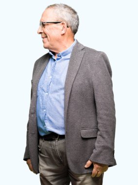 Yakışıklı üst düzey businesss gözlük uzak tarafına gülümseme ile yüzünde, doğal ifade arıyorum dostum. Kendine güvenen gülüyor.