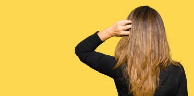 Rock'n roll kazak geriye düşünme hakkında şüphe el ile kafasına giyen güzel orta yaş kadın