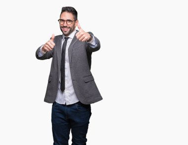 Genç yakışıklı iş adamı izole arka plan onaylama üzerinde el ile pozitif jest yapıyor gülümseyen ve başarı için mutlu yaşasın. Kamera, kazanan jest arıyorsunuz.