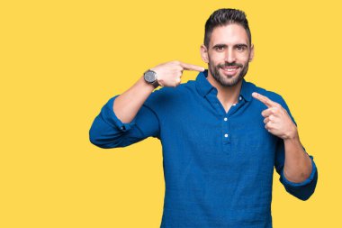 Tecrit edilmiş, güler yüzlü, kendine güvenen, parmaklarını, dişlerini ve ağzını gösteren genç yakışıklı bir adam. Sağlık kavramı.