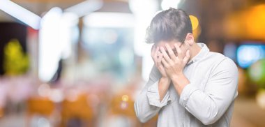 Üzgün ifade yüz eller ile ağlayarak süre kapsayan ile izole arka plan üzerinde gözlük takan yakışıklı delikanlı. Depresyon kavramı.