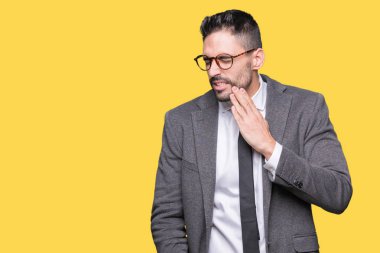 Diş ağrısı veya dişlerde dişlerle ilgili hastalık nedeniyle ağız acı ifadesi ile el ile dokunmak izole arka plan üzerinde genç yakışıklı iş adamı. Diş hekimi kavramı.