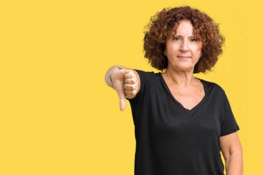 Güzel orta ager üst düzey kadın yüzünden mutsuz ve kızgın ret gösterilen ve başparmak aşağı hareketi ile negatif seyir izole arka plan. Kötü ifade.