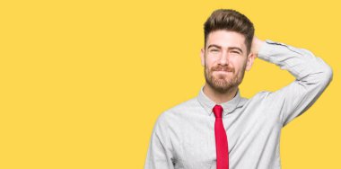 Genç yakışıklı iş adamı şaşırtmak ve soru hakkında merak ediyorum. Şüphe, kafasına el ile düşünme ile belirsiz. Dalgın kavramı.