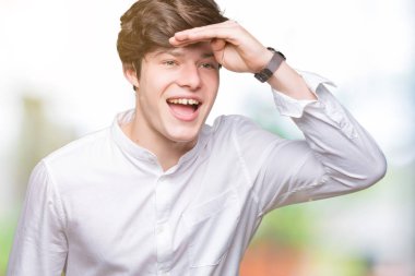 Genç yakışıklı iş adamı izole arka plan çok mutlu ve gülümseyen uzakta el ile üzerine kafa seyir üzerinde. Arama kavramı.