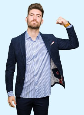 Genç yakışıklı bussines güçlü kişi gösteren kol kas, kendinden emin ve güç gurur dostum