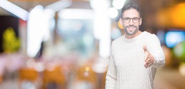 Tebrik ve davet edici dostu sunan karşılıklı gülümseyen izole arka plan üzerinde gözlük takan yakışıklı delikanlı. Başarılı iş.