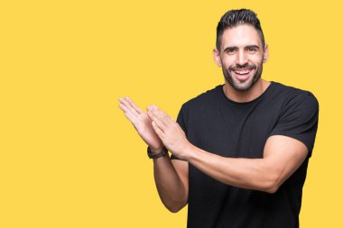 İzole genç yakışıklı adam arka plan Clapping ve mutlu ve neşeli, gururlu gülümseyen birlikte eller alkış