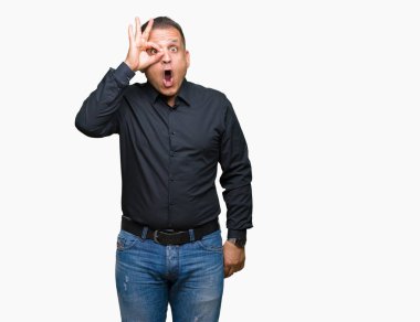 Sürpriz yüz, göz parmaklarının arasından seyir yakışıklı orta yaş Arap iş adamı ok jest yapıyor izole arka plan üzerinde şok. İmansız ifade.