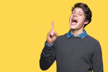 Genç yakışıklı zarif adam başarılı fikirle parmağı yukarıyı izole arka plan üzerinde. Çıktıktan ve mutlu. Bir numara.