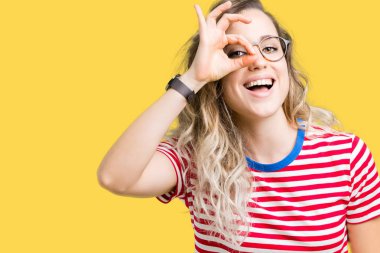 Güzel genç sarışın kadın gülümsüyor, parmakları ile mutlu yüz üzerinden seyir göz el ile ok jest yapıyor izole arka plan üzerinde gözlük.