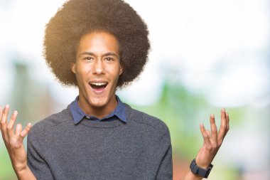 Afro saç çılgın ve kızgın bağırarak ve agresif ifade ve silah kaldırdı bağırmaya ile genç Afro-Amerikalı iş adamı. Hayal kırıklığı kavramı.