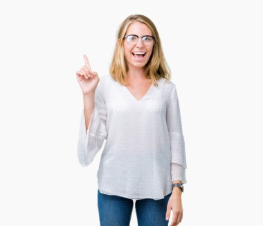 Güzel genç kadın başarılı fikirle izole arka plan işaret parmağı üzerinde gözlük takıyorum. Çıktıktan ve mutlu. Bir numara.