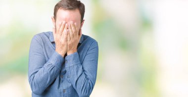 Yakışıklı orta yaş yüz eller ile ağlayarak süre kapsayan üzgün ifade ile izole arka plan üzerinde zarif komuta sizde. Depresyon kavramı.