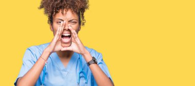 Eller genç Afro-Amerikan doktor kadın ile kızgın yüksek sesle bağırarak izole arka plan üzerinde ağzına