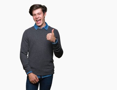 Genç yakışıklı zarif adam izole arka plan hareketi el ile mutlu Yaşasın yapıyor. Başarı gösteren kameraya bakarak ifade onaylama.