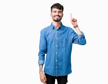 Yakışıklı delikanlı gösterilen ve kendinden emin ve mutlu gülümseyen bir parmak ile işaret eden oktan yukarı izole arka plan üzerinde.