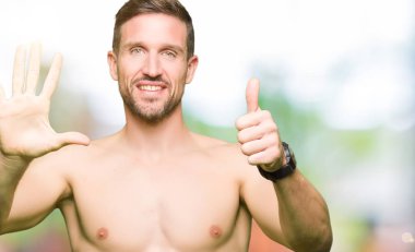 Gösterilen ve parmakları ile işaret eden oktan yukarı çıplak göğüs gösterilen yakışıklı gömleksiz adam kendinden emin ve mutlu gülümseyerek süre 6 numara.