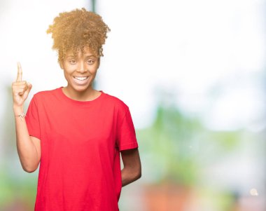 Güzel genç Afro-Amerikan kadın başarılı fikirle parmağı yukarıyı izole arka plan yüzünden. Çıktıktan ve mutlu. Bir numara.