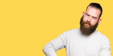 Genç Sarışın giyen sıradan kazak acele saat, sabırsızlık, üzgün izlemek için işaretleme ve son tarih gecikme için kızgın adam