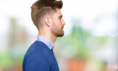 Genç yakışıklı bussines adam tarafa bakan sakin ol kendine güvenen gülümseme ile doğal yüz pozuyla profili.