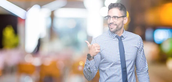 Joven Hombre Negocios Con Gafas Sobre Fondo Aislado Sonriendo Con — Foto de Stock