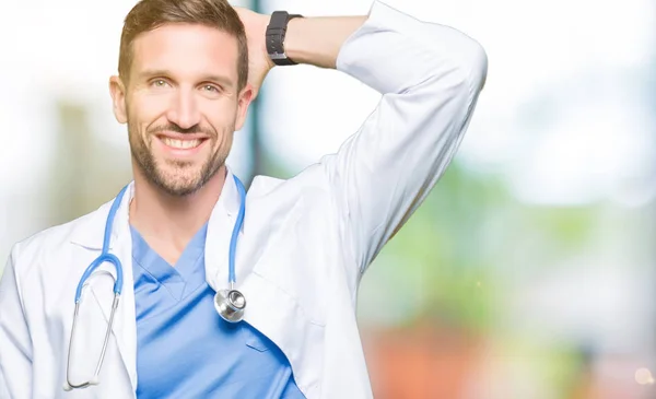 Muž Pohledný Doktor Lékařských Uniformě Izolované Pozadí Usmívající Jistý Dojemné — Stock fotografie