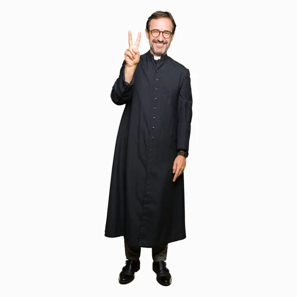 Homem Padre Meia Idade Vestindo Roupão Católico Mostrando Apontando Para — Fotografia de Stock