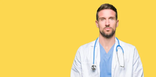Yakışıklı Doktor Adam Üzerinde Tıbbi Üniforma Arka Plan Gevşek Yüzünde — Stok fotoğraf