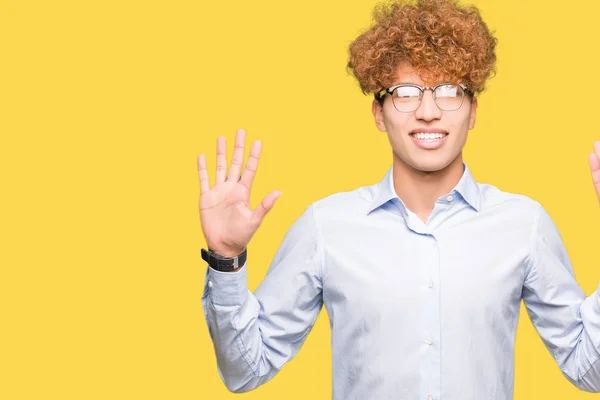 若いハンサムなビジネスの男性と眼鏡を指で上向きの表示とアフロ数 自信を持って 幸せな笑みを浮かべて — ストック写真